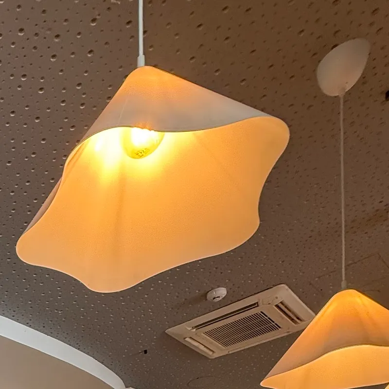 Candeeiros brancos em forma de nuvem, pendurados do teto