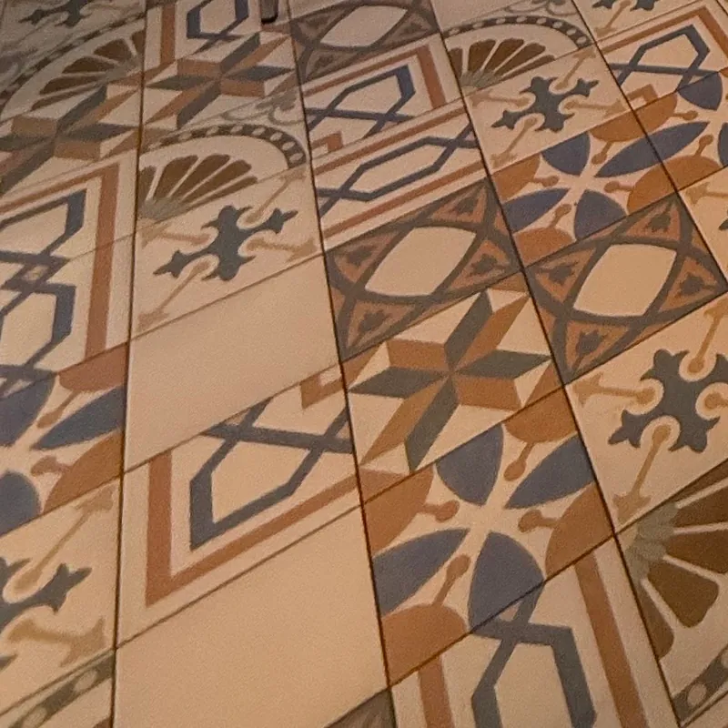 Chão de mosaico hidráulico em creme, ocre e azul
